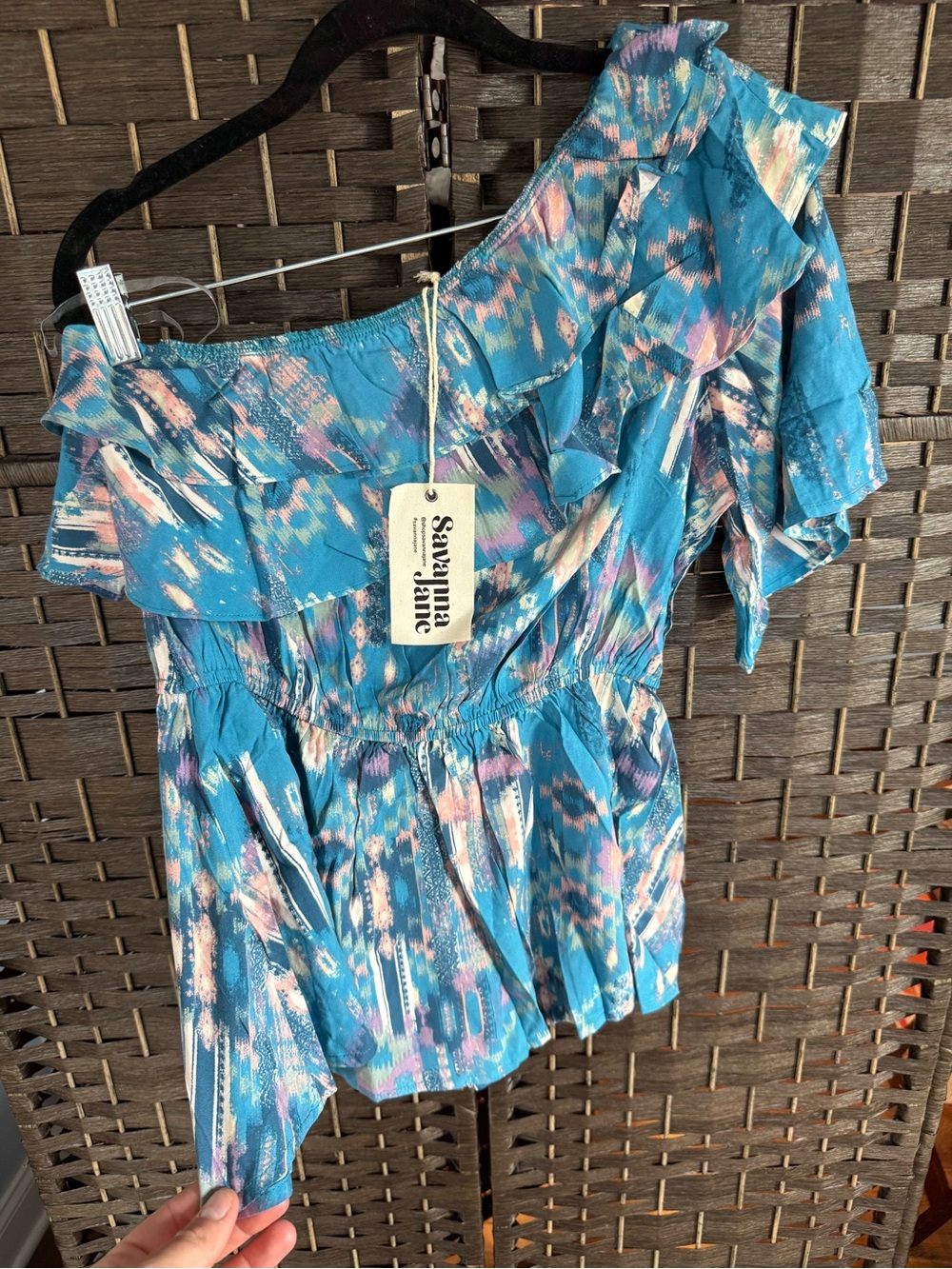 *NEW*Sz L*Savanna Jane* abstract watercolor one-shoulder ruffle top